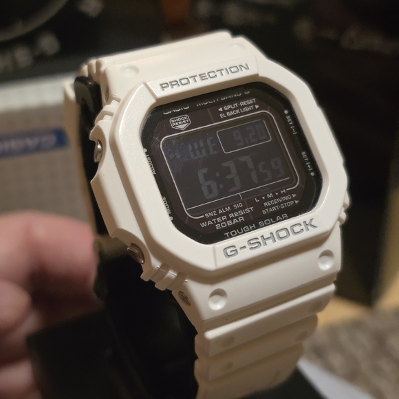 Near Mint! White Casio G-Shock GW-M5610MD-7 . Multi Band 6 Solar - Picture 2 of 13